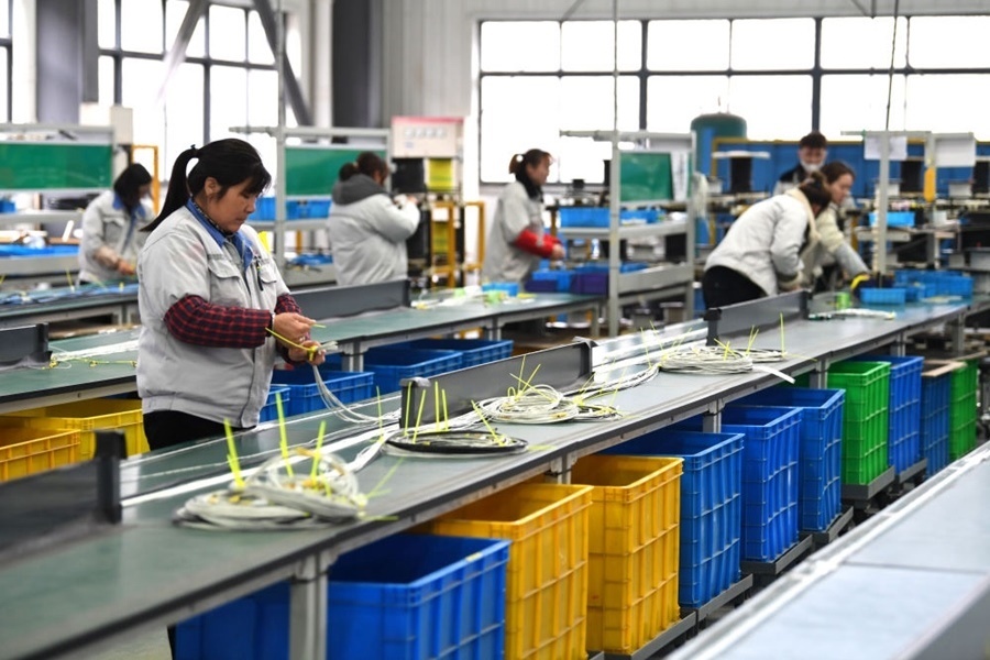 2022年2月16日，工作人員在安徽省滁州市汊河軌道交通裝備產(chǎn)業(yè)園的一家軌道交通裝備企業(yè)生產(chǎn)線(xiàn)上忙碌。安徽省滁州市來(lái)安縣汊河鎮(zhèn)地處皖蘇交界，緊鄰南京市江北新區(qū)。近年來(lái)，來(lái)安縣成為承接南京產(chǎn)業(yè)轉(zhuǎn)移的前沿陣地，汊河這個(gè)曾經(jīng)的傳統(tǒng)農(nóng)業(yè)小鎮(zhèn)緊抓機(jī)遇，開(kāi)始深度融入長(zhǎng)三角，參與產(chǎn)業(yè)協(xié)作分工。產(chǎn)業(yè)園吸引了越來(lái)越多長(zhǎng)三角地區(qū)軌道交通企業(yè)入駐，形成了鐵路客車(chē)、城際軌道零部件研發(fā)、生產(chǎn)、銷(xiāo)售的產(chǎn)業(yè)集群。