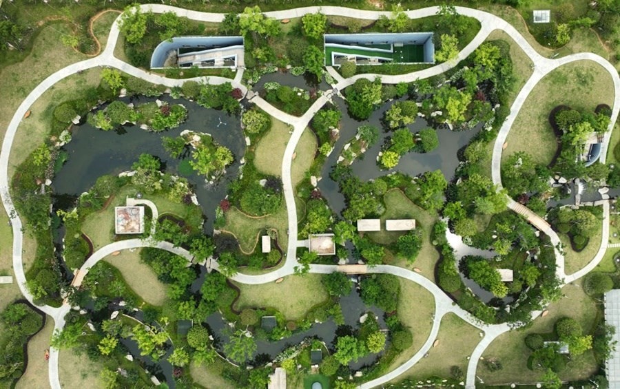 這是2023年6月15日拍攝的以“地上花園+地下治污”設(shè)計(jì)理念建設(shè)的九江市雙溪公園（無(wú)人機(jī)照片）。近年來(lái)，江西省九江市啟動(dòng)中心城區(qū)水環(huán)境綜合整治工程，通過(guò)地下污水治理、岸線(xiàn)生態(tài)修復(fù)、興建“公園式”污水處理廠(chǎng)、城市智慧管網(wǎng)管控等措施，改善水環(huán)境，城市面貌煥然一新。