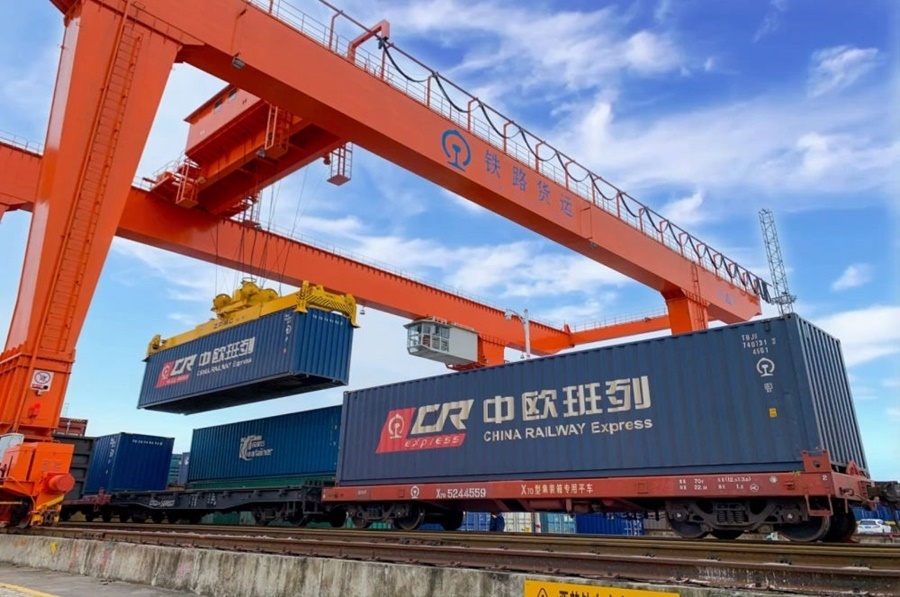 2022年4月29日，在鐵路合肥北站物流基地集裝箱作業(yè)區(qū)，龍門(mén)吊吊裝準(zhǔn)備發(fā)運(yùn)的中歐班列集裝箱。