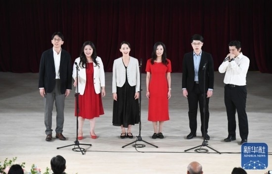 3月21日，國(guó)家開發(fā)銀行阿卡貝拉合唱團(tuán)在音樂會(huì)上演出。新華社記者 任超 攝