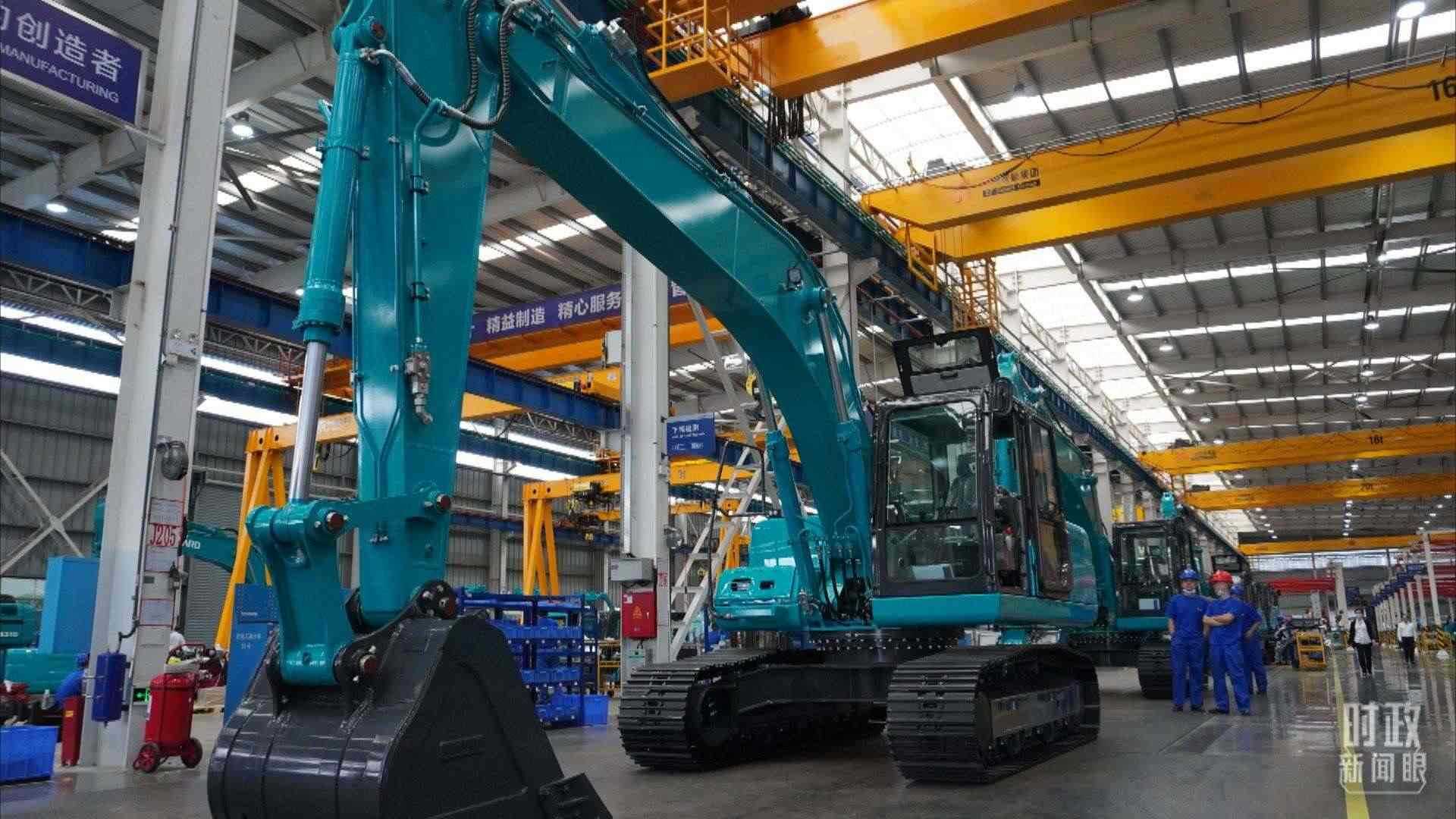 △這是山河智能大型挖掘機(jī)的組裝車間。2020年9月，習(xí)近平曾到此地考察。（總臺(tái)央視記者郭曉龍拍攝）