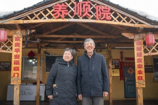 在伊春市友好區(qū)，伊春森工上甘嶺林業(yè)局有限責(zé)任公司溪水林場(chǎng)分公司退休職工劉養(yǎng)順（右）和老伴楊秋娥在自家農(nóng)家院中（3月13日攝）。新華社記者 謝劍飛 攝