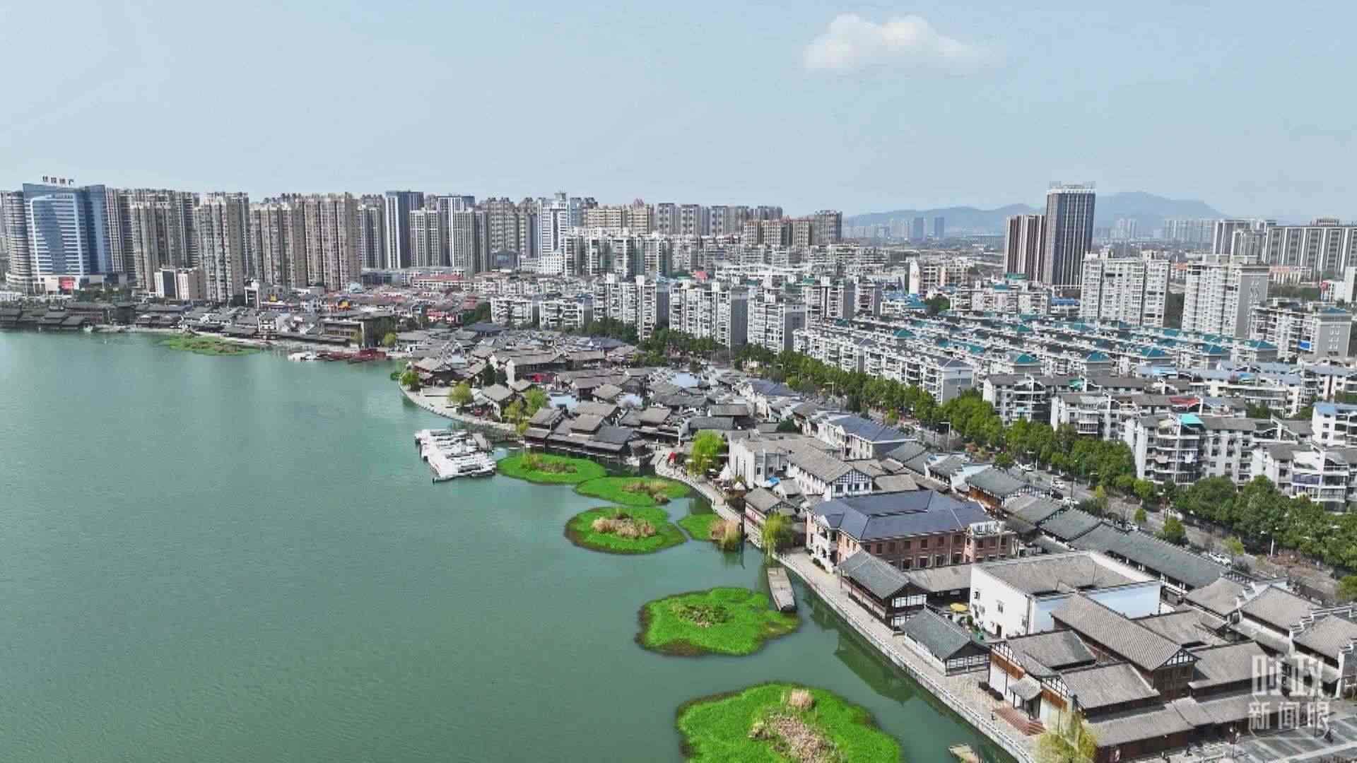 △沅江江畔，常德河街與現(xiàn)代建筑交相輝映。（總臺(tái)央視記者范凱拍攝）