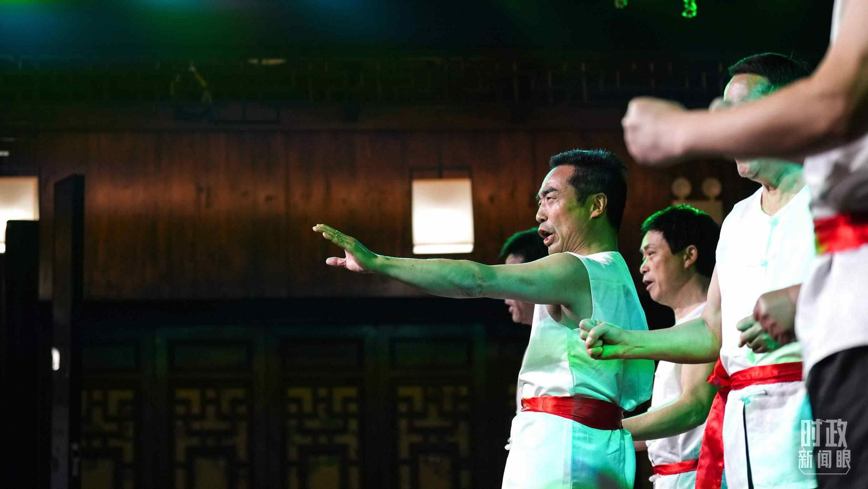 △常德河街，鴛鴦走馬樓上演常德高腔《穆桂英掛帥》和澧水船工號(hào)子。（總臺(tái)央視記者許永松、國廣記者李晉拍攝）