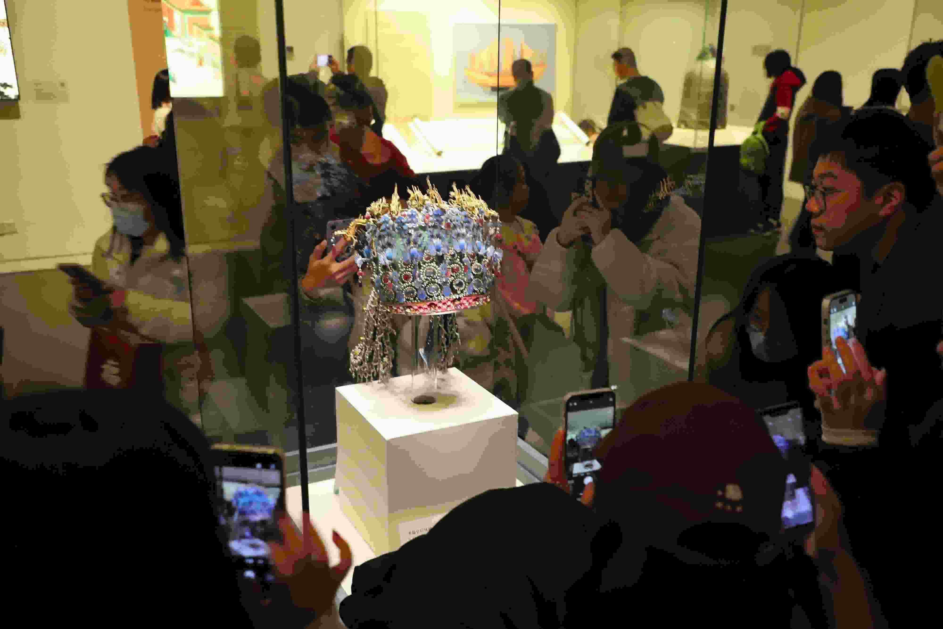 △ 2024年3月9日，北京，中國國家博物館，來自天南海北的游客在參觀藏品。