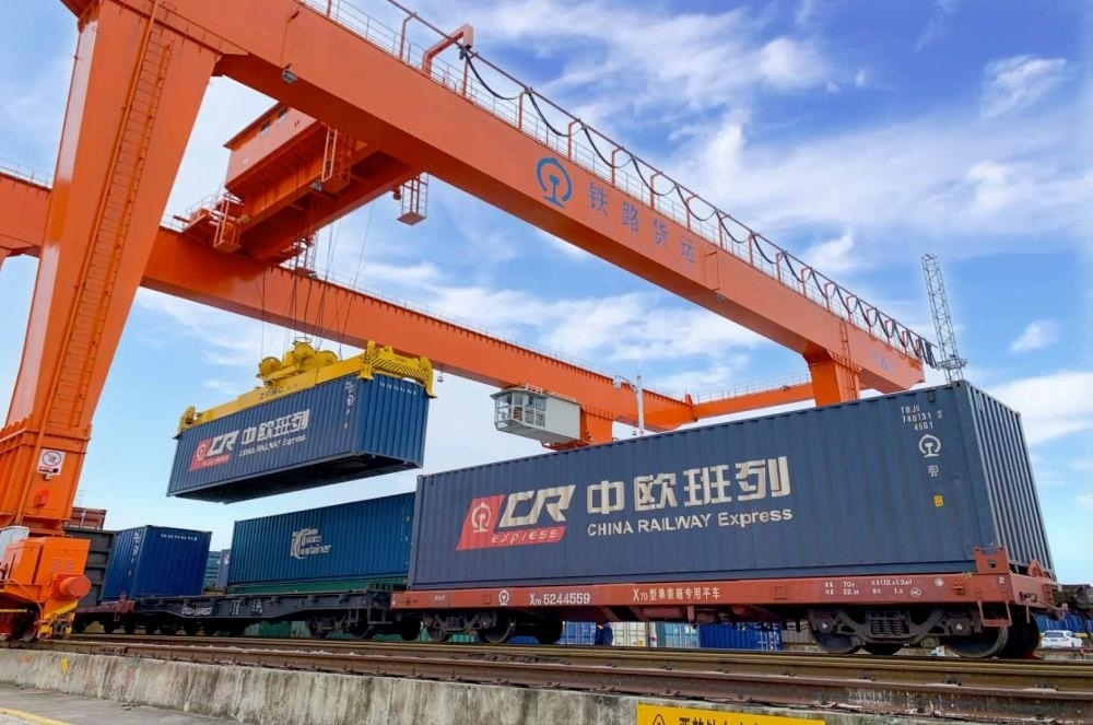 △2022年4月29日，在安徽合肥北站物流基地集裝箱作業(yè)區(qū)，準(zhǔn)備發(fā)運(yùn)的中歐班列集裝箱。