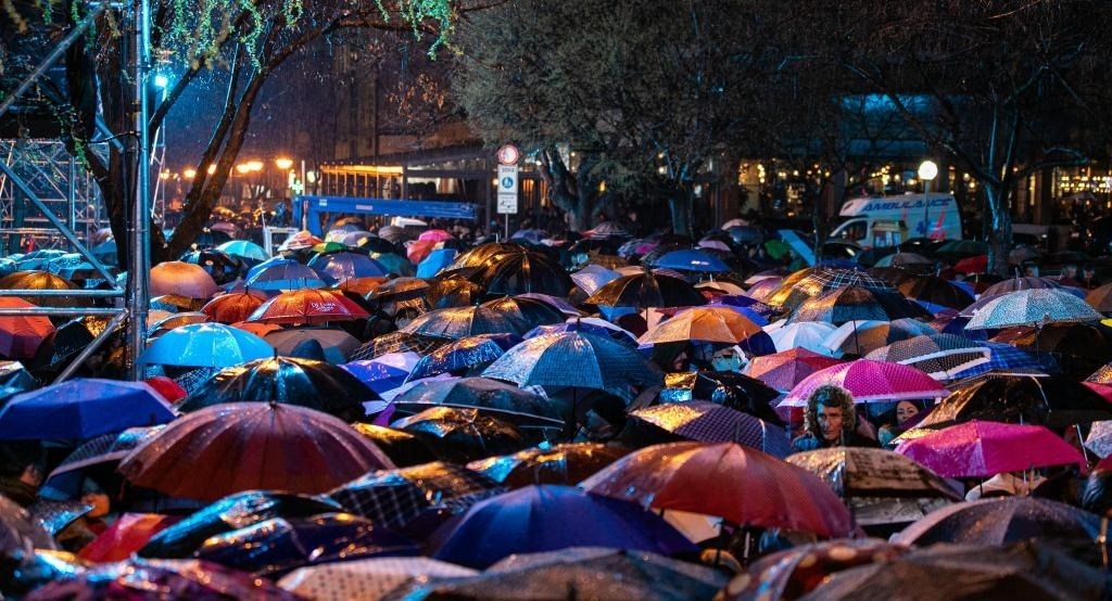 3月24日，在塞爾維亞南部城市普羅庫普列，人們參加北約轟炸南聯(lián)盟遇難者悼念儀式。新華社發(fā)（王韡攝）