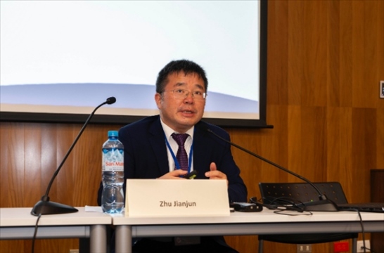 上海外國語大學(xué)國際文化交流學(xué)院副院長朱建軍做專題講座。（秘魯天主教大學(xué)孔子學(xué)院供圖）