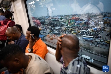 2月28日，在尼日利亞拉各斯，人們乘坐輕軌藍線列車。新華社記者 韓旭 攝
