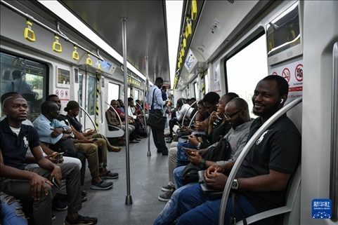 2月28日，在尼日利亞拉各斯，人們乘坐輕軌藍線列車。新華社記者 韓旭 攝