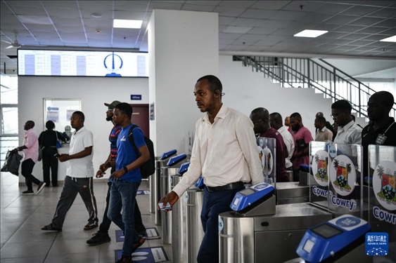 2月28日，在尼日利亞拉各斯，人們在輕軌藍線碼頭站刷卡出站。新華社記者 韓旭 攝