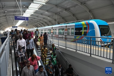 2月28日，在尼日利亞拉各斯，人們在輕軌藍線碼頭站下車出站。新華社記者 韓旭 攝