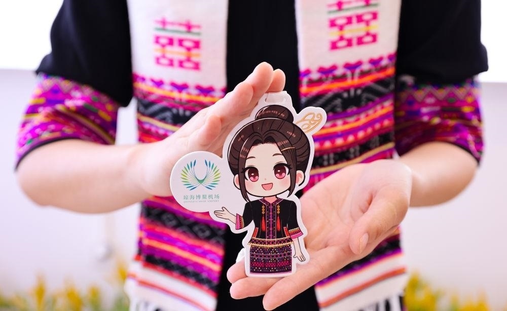 △2024年3月22日，博鰲機(jī)場工作人員展示“博鰲香”香氛卡片。