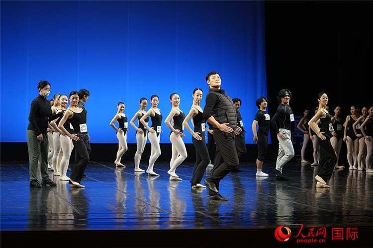 松山芭蕾舞團(tuán)青年代表團(tuán)成員在中央芭蕾舞團(tuán)跟隨中方教師上課。人民網(wǎng)記者 張麗婭攝