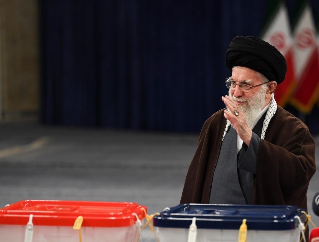 3月1日，在伊朗首都德黑蘭，伊朗最高領(lǐng)袖哈梅內(nèi)伊在設(shè)于領(lǐng)袖府內(nèi)的投票站投票。新華社記者沙達提攝