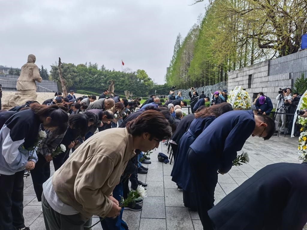 人們面向“哭墻”鞠躬。新華社記者邱冰清 攝