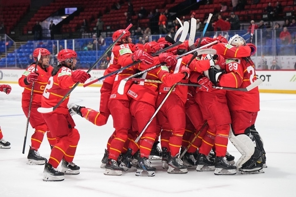 中國隊?wèi)c祝比賽勝利。圖片來源：國際冰聯(lián)