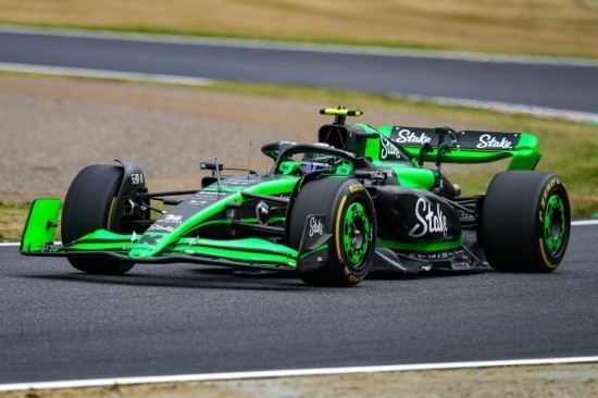 4月5日，索伯車隊(duì)中國車手周冠宇在練習(xí)賽中。新華社記者 張笑宇 攝