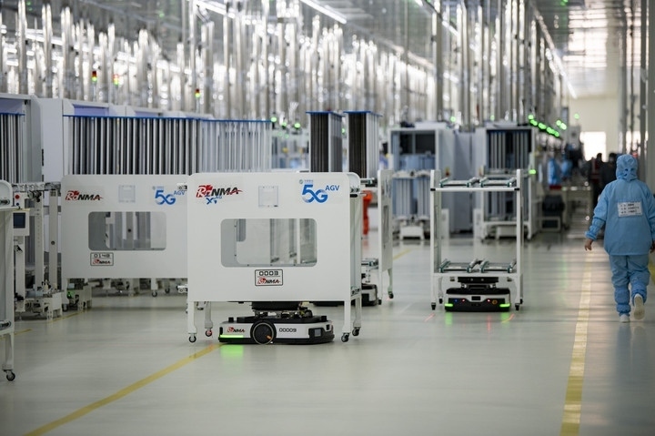 2024年1月10日，在位于浙江省金華市金義新區(qū)的潤馬光能集團金華工廠智能化生產(chǎn)車間里，AGV（自動導引運輸）小車忙碌穿梭在生產(chǎn)單元之間。圖源新華社