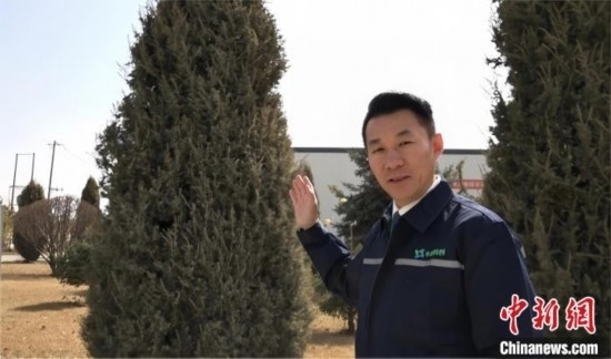 圖為王佐向記者介紹自己的新能源綠電廠(chǎng)區(qū)。白先森 攝