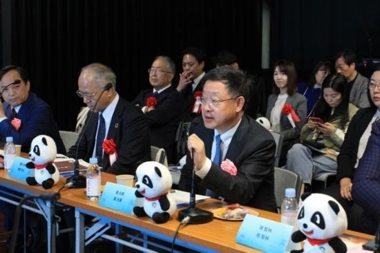 圖為四川省文化和旅游廳廳長戴允康向日本友人介紹四川旅游資源。（中國駐東京旅游辦事處供圖）