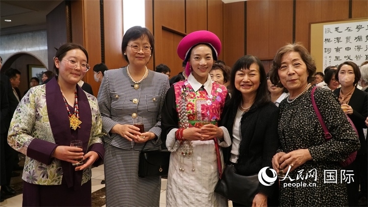 來(lái)賓與茨姆等人熱烈交流并合影留念。人民網(wǎng) 蔣曉辰攝