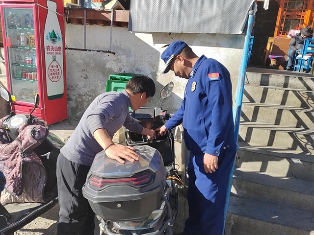 拉薩市消防救援支隊組織開展電動自行車消防安全檢查工作。受訪者供圖