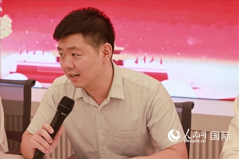 中國駐里約總領(lǐng)館領(lǐng)僑處處長齊冀在座談會上致辭。人民網(wǎng)記者 陳海琪攝