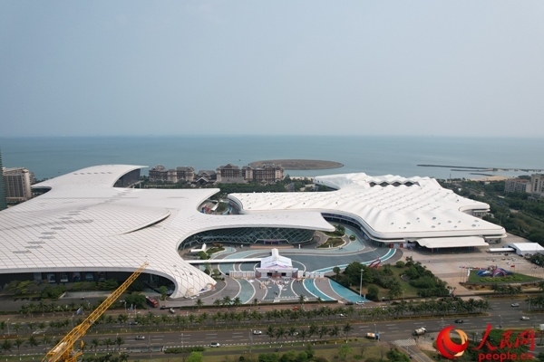 航拍第四屆消博會主會場。人民網(wǎng)記者 孟凡盛攝