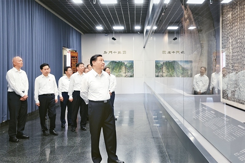 2023年7月29日，中共中央總書記、國家主席、中央軍委主席習近平在四川考察結束返京途中，來到陜西省漢中市考察。這是習近平參觀漢中市博物館有關歷史文物展陳。 新華社記者 鞠鵬/攝