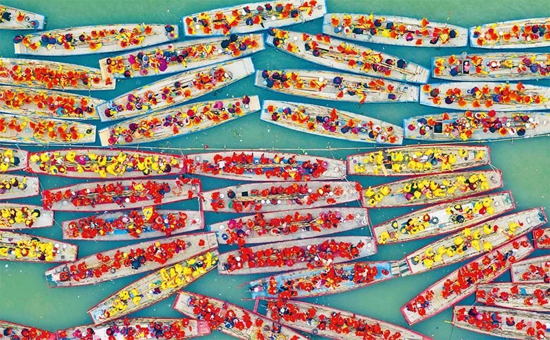 溱潼會船由南宋相沿至今，歷經(jīng)數(shù)百年傳承，被列入國家級非物質文化遺產(chǎn)名錄。圖為2024年4月6日在江蘇省泰州市姜堰區(qū)溱湖國家濕地公園參加會船表演的船只。 新華社發(fā) 湯德宏/攝