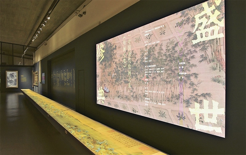 “中國歷代繪畫大系”，是習近平總書記親自批準、高度重視的一項規(guī)模浩大、縱貫歷史、橫跨中外的國家級重大文化工程。圖為中國國家版本館杭州分館展示的“盛世修典——‘中國歷代繪畫大系’”收錄的數(shù)字化古畫（2023年5月31日攝）。 新華社記者 翁忻旸/攝