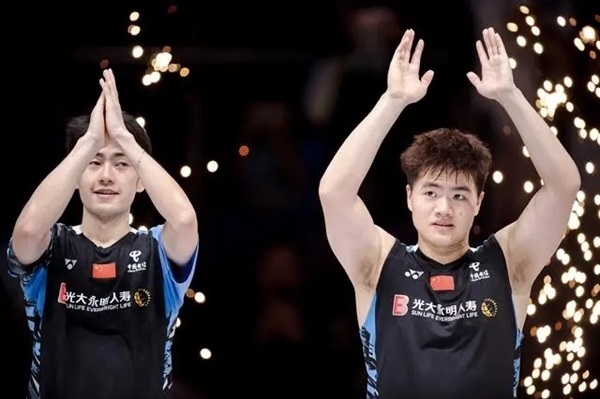 4月14日，梁偉鏗（右）/王昶在頒獎儀式上。 新華社記者 江漢攝