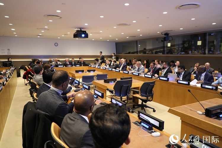 40多國常駐代表、副代表以及聯(lián)合國工發(fā)組織、糧農(nóng)組織、區(qū)域經(jīng)委會、南南合作辦公室等聯(lián)合國機構(gòu)官員等100多人參加全球發(fā)展倡議之友小組高級別會議。 人民網(wǎng)記者 李志偉攝
