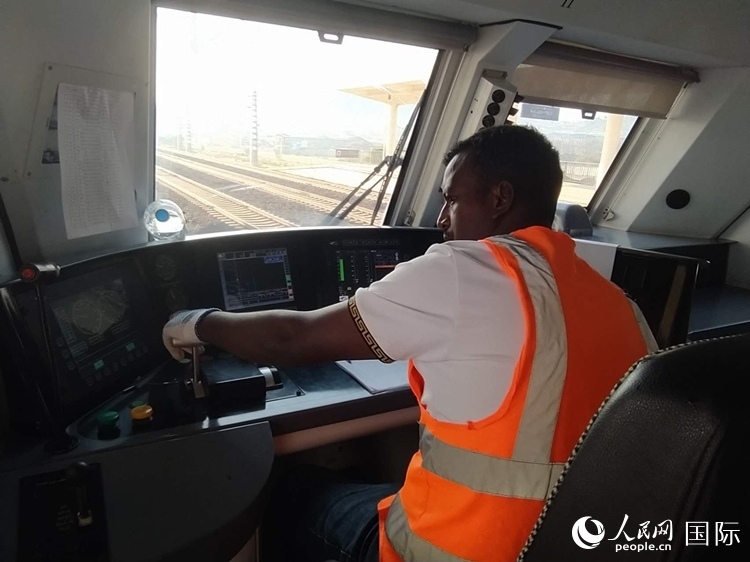 火車司機索博卡。人民網(wǎng)記者 黃培昭攝