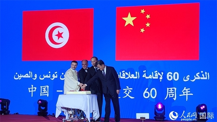 與會(huì)嘉賓共同切紀(jì)念蛋糕，從左至右分別為突尼斯國(guó)家旅游局局長(zhǎng)侯賽因、突尼斯駐華大使阿迪勒·阿拉比、外交部副部長(zhǎng)鄧勵(lì)、中國(guó)人民對(duì)外友好協(xié)會(huì)副會(huì)長(zhǎng)李?？Ｈ嗣窬W(wǎng)記者 萬(wàn)宇攝