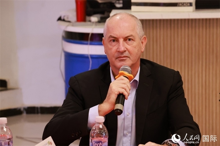 巴西里約大都會(huì)研究所執(zhí)行官西奧·舒克在座談會(huì)上致辭。人民網(wǎng)記者 陳海琪攝