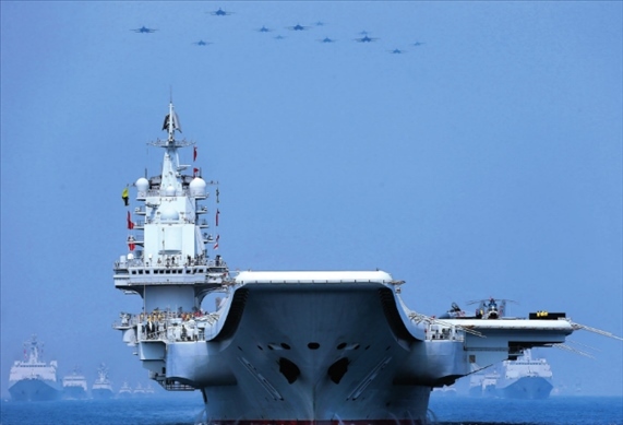 制空作戰(zhàn)梯隊(duì)飛越航母編隊(duì)上空（2018年攝）。 張雷攝