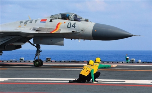 遼寧艦起飛助理作出放飛手勢(shì)，殲-15艦載戰(zhàn)斗機(jī)起飛（2020年4月攝）。張凱攝