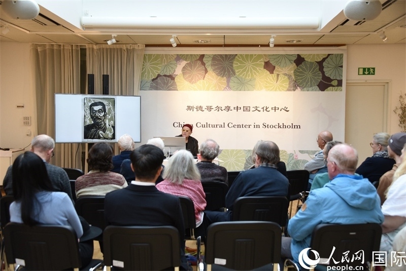 托斯頓·朱雷爾介紹其收藏的中國版畫作品。人民網(wǎng)記者殷淼攝