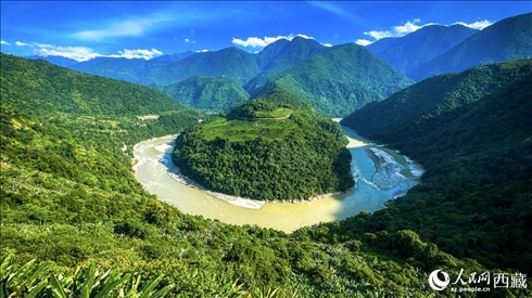 風(fēng)景秀麗、植被繁茂的西藏林芝市墨脫縣果果塘大拐彎。人民網(wǎng)記者 次仁羅布攝