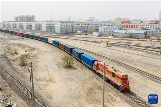 4月21日，中歐班列緩緩駛出二連浩特鐵路口岸（無(wú)人機(jī)照片）。 新華社發(fā)（張海峰攝）