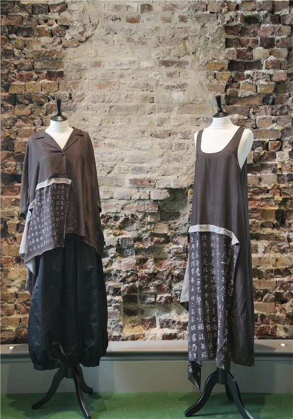展覽展示的以中國文字為創(chuàng)作靈感的服裝《心經(jīng)》。主辦方供圖