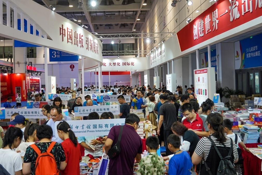 2023年7月31日，在第31屆全國(guó)圖書(shū)交易博覽會(huì)上，讀者在閱覽選購(gòu)新書(shū)。新華社記者 朱崢 攝
