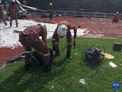 4月23日，救援人員在馬來西亞霹靂州的直升機(jī)墜毀現(xiàn)場(chǎng)救援。新華社發(fā)（馬來西亞消防拯救局供圖）