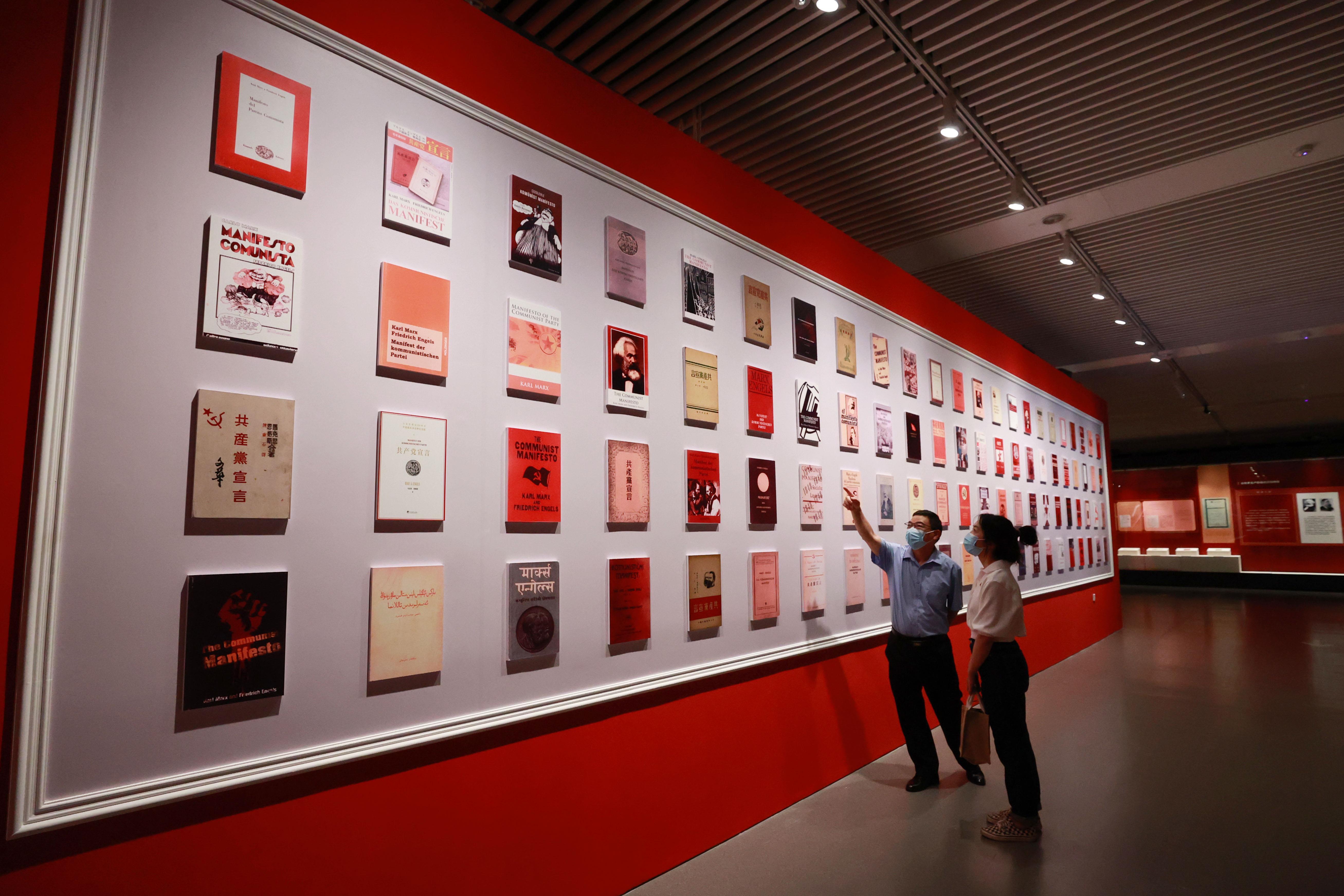△2021年8月5日，觀眾在國(guó)家圖書(shū)館觀看不同版本的《共產(chǎn)黨宣言》。