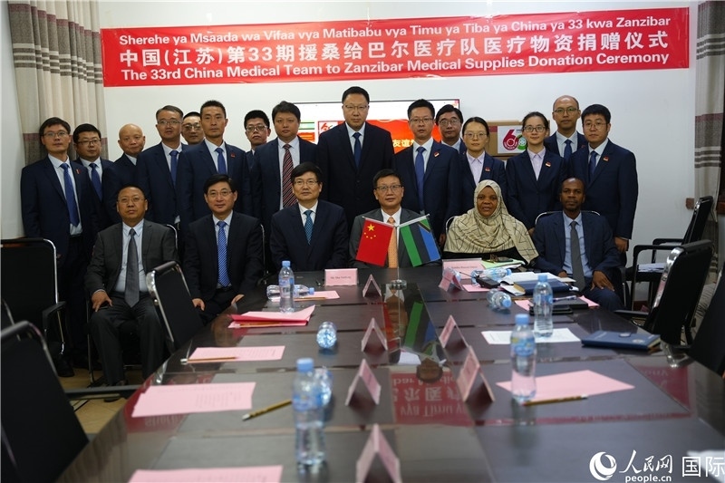 中非雙方代表及醫(yī)療隊(duì)在捐贈(zèng)現(xiàn)場(chǎng)合影。中國(guó)援桑醫(yī)療隊(duì)供圖