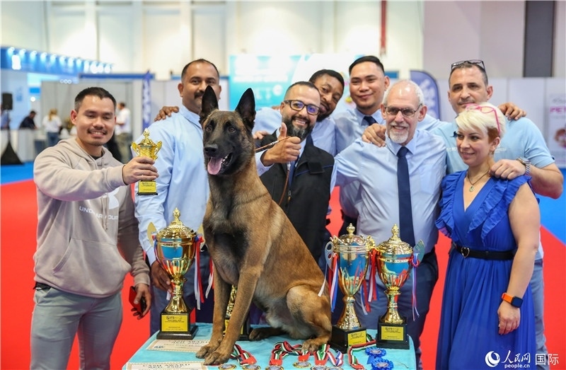 圖為參會(huì)嘉賓與獲獎(jiǎng)寵物合影，塔里克·易卜拉欣攝