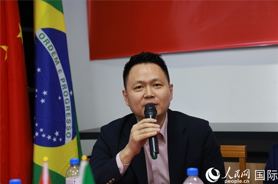 中國(guó)駐里約熱內(nèi)盧總領(lǐng)館副總領(lǐng)事王尉育在座談會(huì)上致辭。人民網(wǎng)記者 陳海琪攝