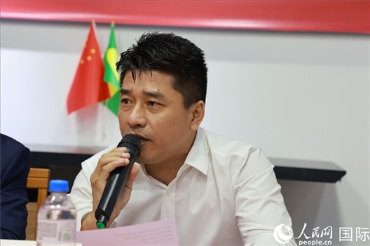 巴西中國(guó)浙江商會(huì)會(huì)長(zhǎng)鄭俠茂在座談會(huì)上致辭。人民網(wǎng)記者 陳海琪攝